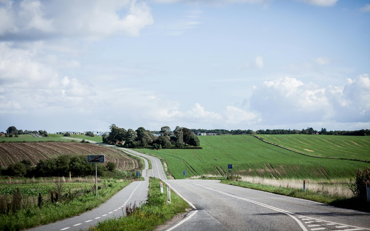 Landevej gennem dansk landskab ved Tånum